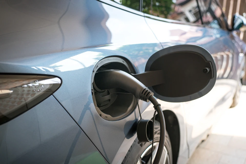 Chargement de voiture électrique à la maison, à partir d'une boîte murale installée